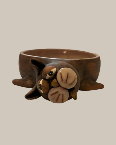 Hundenapf mit erschöpften Hundefigur