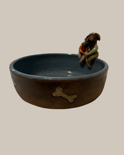 Hundenapf mit kuschelnder Hundefigur
