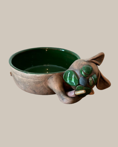 Hundenapf mit schlafender Figur