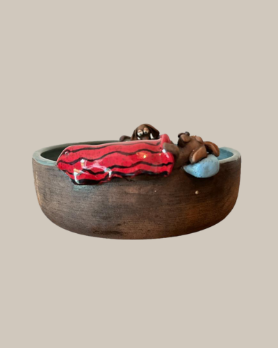 Hundenapf mit schlafender Figur