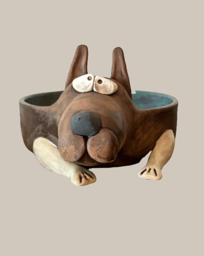 Hundenapf mit aufmerksamem Hundedesign