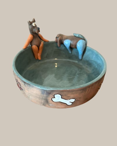 Hundenapf mit sitzenden Hundefiguren