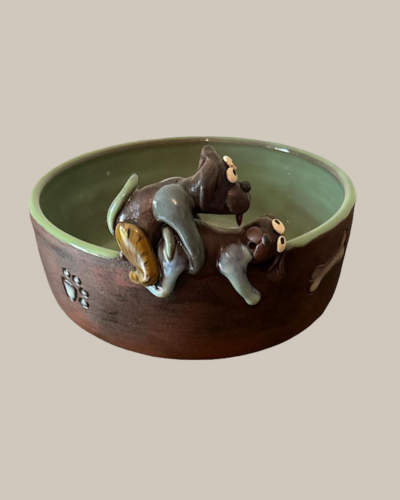 Hundenapf mit spielenden Hundefiguren