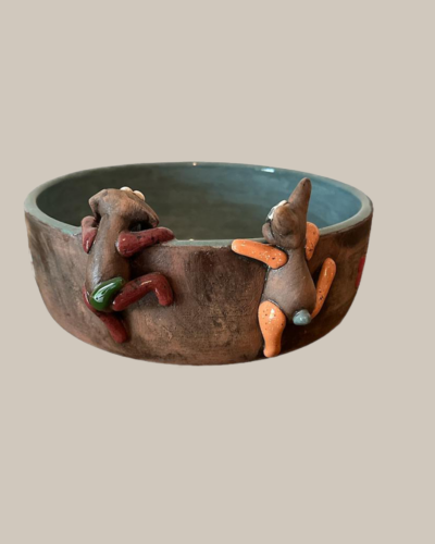 Hundenapf mit kletternden Hundefiguren