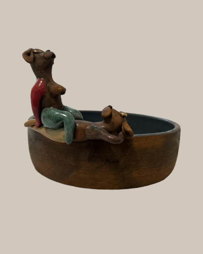 Hundenapf mit spielenden Hunden